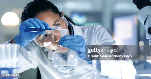Scienziato pensante, concentrato e professionale che fa ricerca per creare una cura in un laboratorio di ricerca. Esperto medico che utilizza attrezzature scientifiche in un laboratorio. Seria operatrice sanitaria che sperimenta Scienziato pensante, concentrato e professionale che fa ricerca per creare una cura in un laboratorio di ricerca. Esperto medico che utilizza attrezzature scientifiche in un laboratorio. Seria operatrice sanitaria che sperimenta