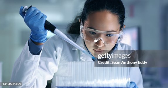 Ricerca, esperimento e sperimentazione medica condotti da uno scienziato in un laboratorio, in una struttura scientifica o in un ospedale. Un giovane ricercatore serio e professionale che organizza, smista o fa una scoperta Ricerca, esperimento e sperimentazione medica condotti da uno scienziato in un laboratorio, in una struttura scientifica o in un ospedale. Un giovane ricercatore serio e professionale che organizza, smista o fa una scoperta