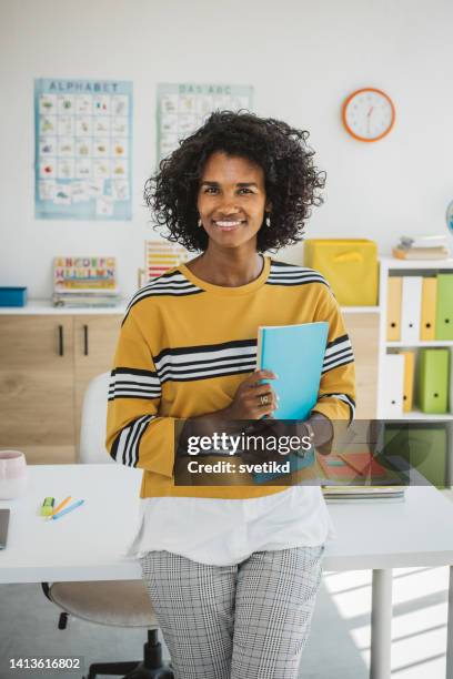 école primaire enseignant - enseignante photos et images de collection