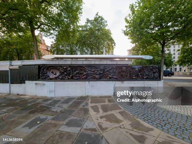 battle of britain memorial frieze on the victoria embankment, westminster, london, england, uk. - fries stockfoto's en -beelden