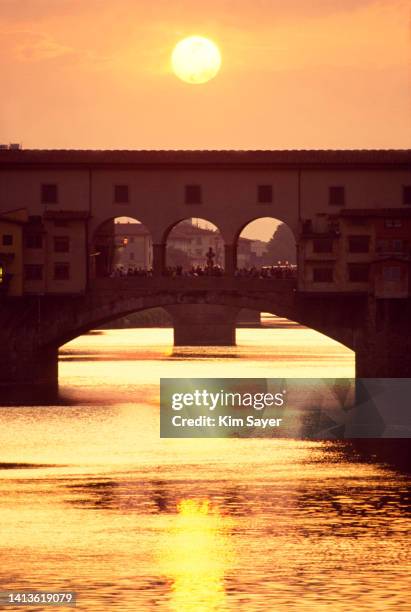 ponte vecchio, florence, italy, 1992 - florence - italy photos et images de collection