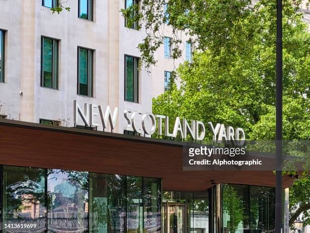 new scotland yard sign in westminster, london, england - new scotland yard stock pictures, royalty-free photos & images