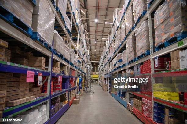 aisle of massive wholesale supermarket - closed stock photos et images de collection