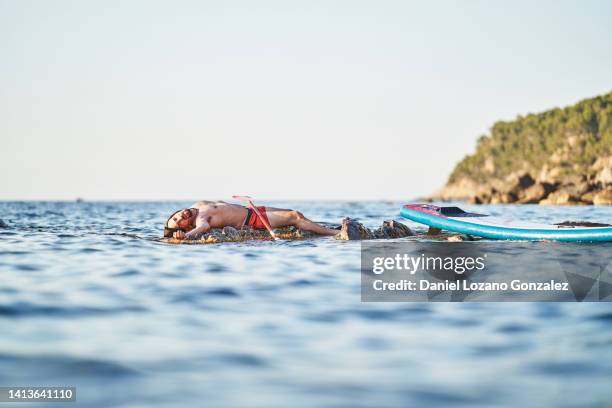 dead man remaining on rock at sea - coastal deprivation stock pictures, royalty-free photos & images
