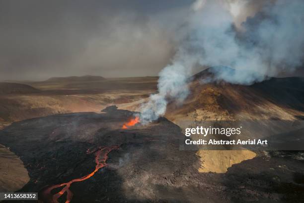 high angle drone image showing a fissure eruption, iceland - volcanic crater 個照片及圖片檔