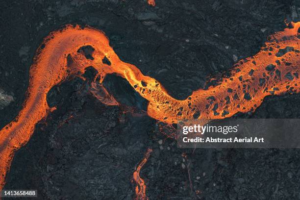 aerial shot looking directly down on a river of lava, iceland - lave photos et images de collection