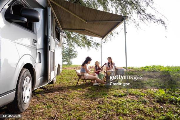 asiatische familie, die morgens mit einem wohnmobilurlaub am strand reist - chinese car home stock-fotos und bilder