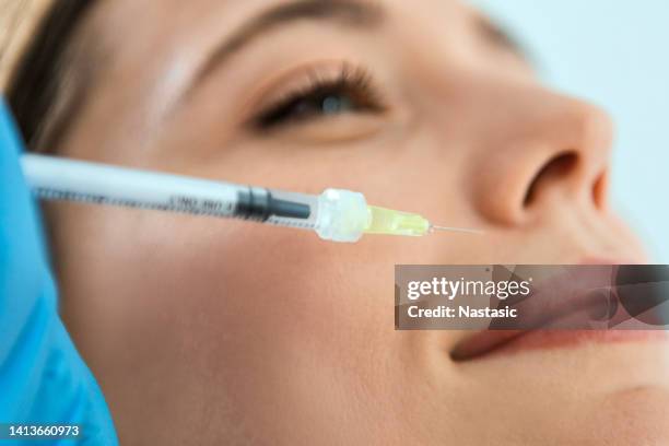 tratamiento con ácido hialurónico de cerca - ácido hialurónico fotografías e imágenes de stock