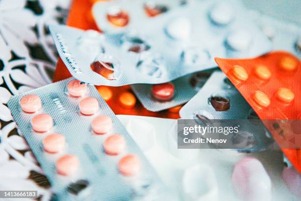 variety of pills and capsules, close-up. - taking medication stockfoto's en -beelden