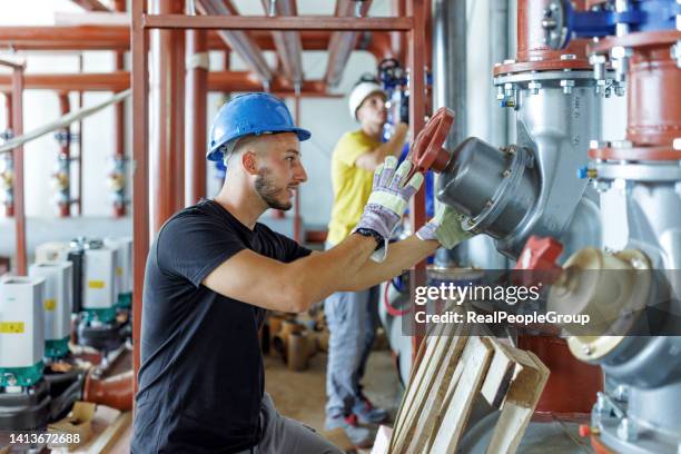 get ready to turn the valve - técnica de fotografia imagens e fotografias de stock