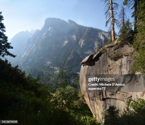 huge granite boulder in the sierra nevada - overmountain victory national historic trail stock pictures, royalty-free photos & images