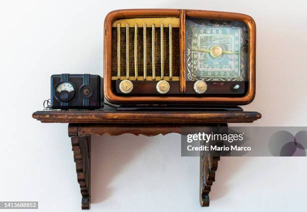 old radio from the 1940s - 1930s radio stock-fotos und bilder