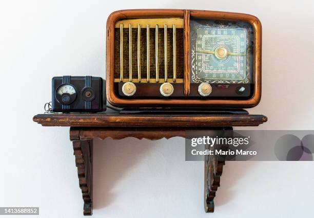 old radio from the 1940s - 1940s fotografías e imágenes de stock