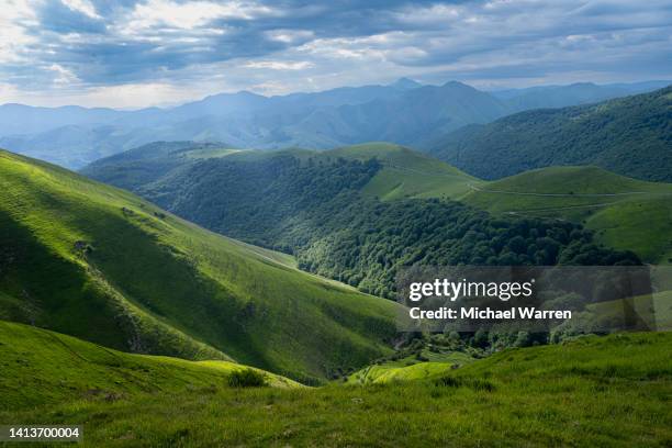 rayo de sol en los pirineos - basque fotografías e imágenes de stock