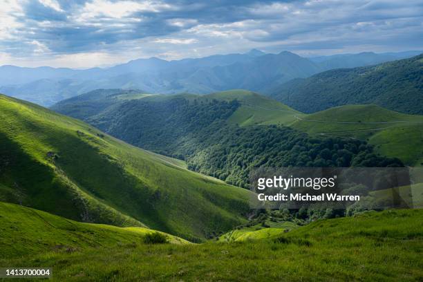 ピレネー山脈の太陽光 - エメラルドグリーン 風景 ストックフォトと画像