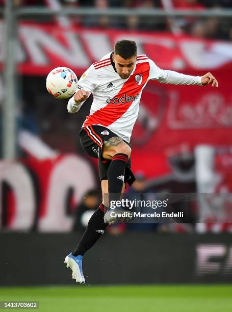 Emanuel Mammana of River Plate heads the ball during a match between Independiente and River Plate as part of Liga Profesional 2022 at Estadio...