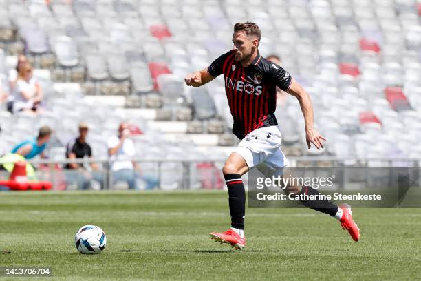Aaron Ramsey of OGC Nice controls the ball during the Ligue 1 match between Toulouse FC and OGC Nice at Stadium on August 7, 2022 in Toulouse, France.