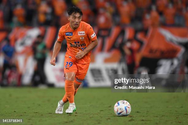 Reon Yamahara of Shimizu S-Pulse in action during the J.LEAGUE Meiji Yasuda J1 24th Sec. Match between F.C.Tokyo and Shimizu S-Pulse at Ajinomoto...