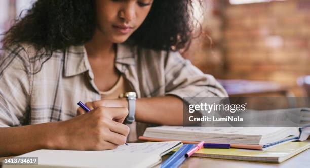 intelligente und kreative schüler, die in der schule im klassenzimmer notizen planen und notizen in ihren büchern schreiben. ein junges teenager-mädchen, das in einer bildungsklasse liest, studiert und wissen lernt - scholarship stock-fotos und bilder