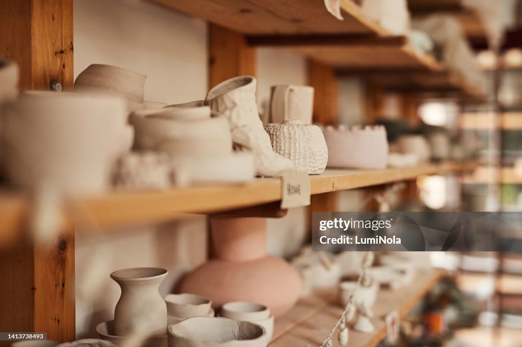 Tazas de barro, ollas y cuencos de cerámica con diseños de arte creativos y tradicionales en un taller de entretenimiento y arte. Tienda de fabricación de artes y artesanías para hacer de los objetos hechos a mano un pasatiempo