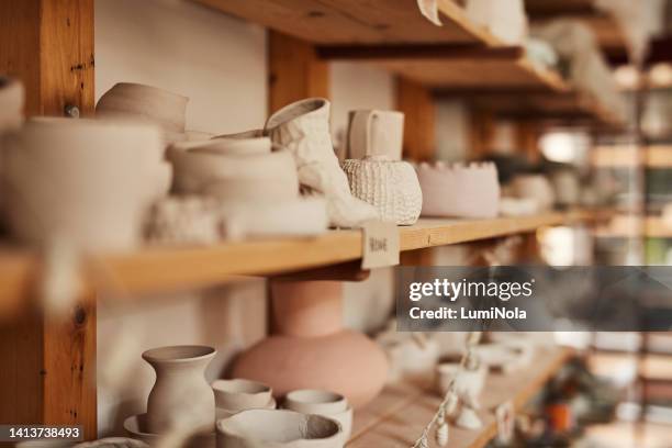 tazas de barro, ollas y cuencos de cerámica con diseños de arte creativos y tradicionales en un taller de entretenimiento y arte. tienda de fabricación de artes y artesanías para hacer de los objetos hechos a mano un pasatiempo - cerámica fotografías e imágenes de stock