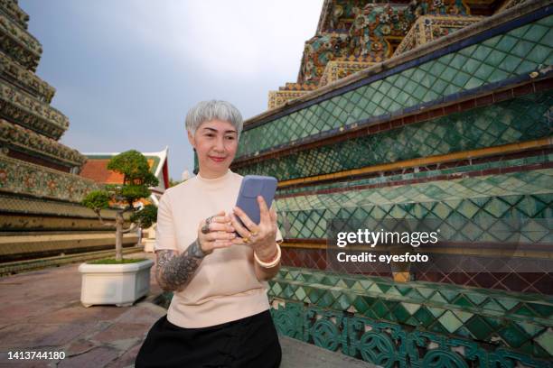 senior woman is solo traveler. - the weekend in news around the world stockfoto's en -beelden