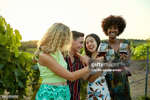 young friends enjoying weekend getaway in wine country - wijn proeven stockfoto's en -beelden