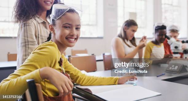 joven, estudiante de ciencias que recibe una educación y aprendizaje en un laboratorio escolar o clase de química. un niño que recopila datos para un proyecto de investigación. niño científico inteligente estudiando en un laboratorio - data science students fotografías e imágenes de stock