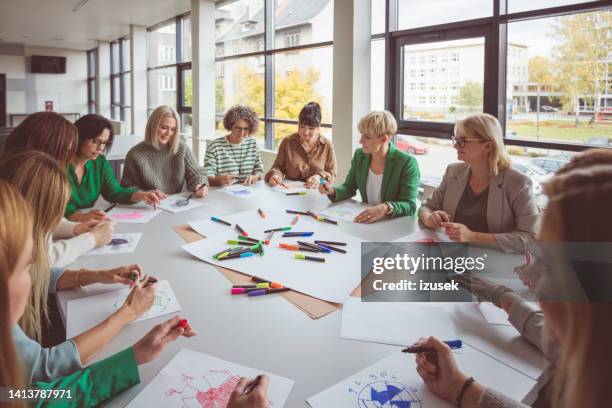 businesswoman talking with team during activity - team building stock pictures, royalty-free photos & images