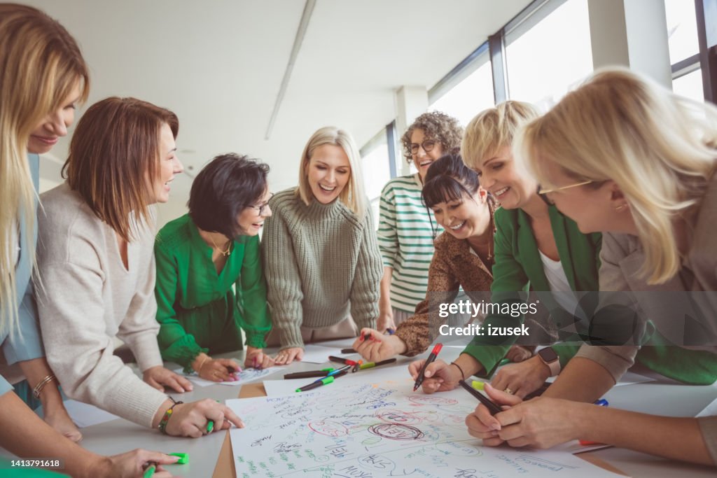 Glückliche Kollegen, die Teambuilding-Aktivitäten durchführen