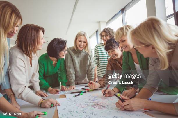 happy colleagues doing team building activity - cursus stockfoto's en -beelden