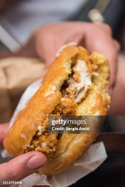 donut with fried chicken - chicken burger stock-fotos und bilder