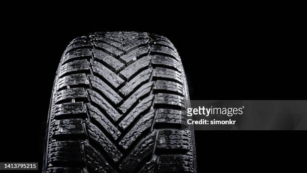 wet vehicle tyre - autoband stockfoto's en -beelden