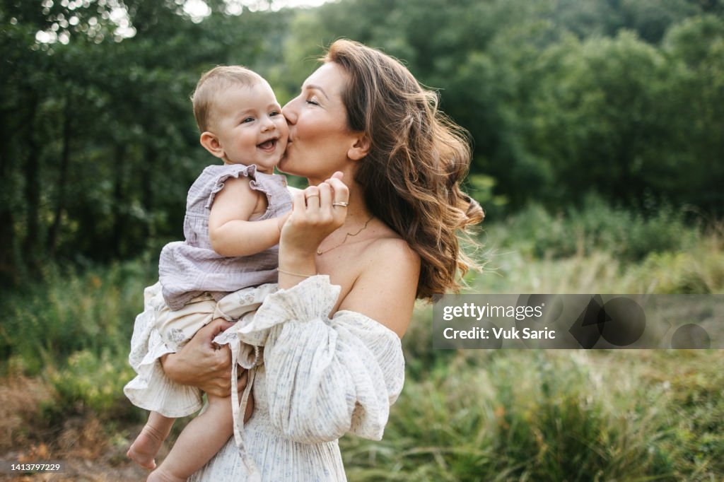 Mutter küsst ihr Baby