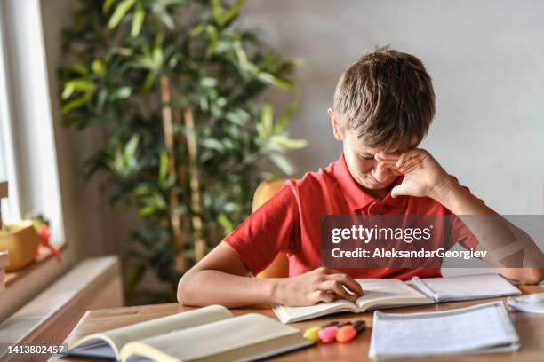 problemas de visión experimentados por un niño estudiante - entrecerrar los ojos fotografías e imágenes de stock