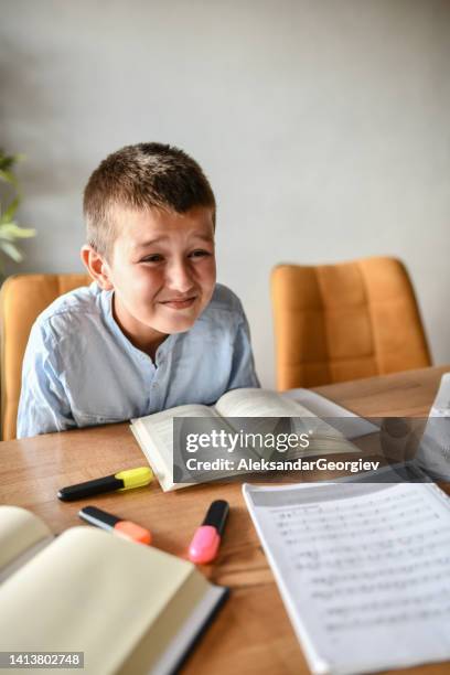 male child struggling to read blackboard while studying - myopia 個照片及圖片檔