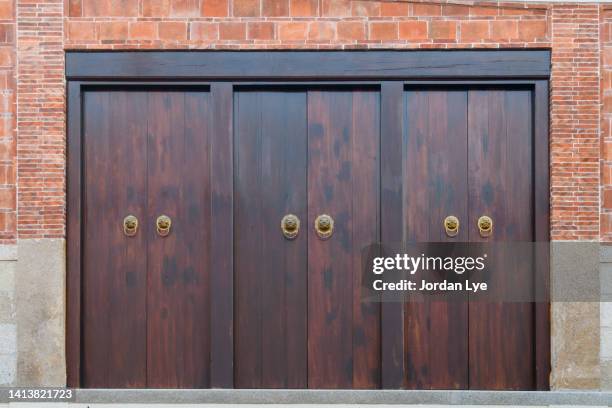chinese wooden door with lion knocker - round door knob stock pictures, royalty-free photos & images