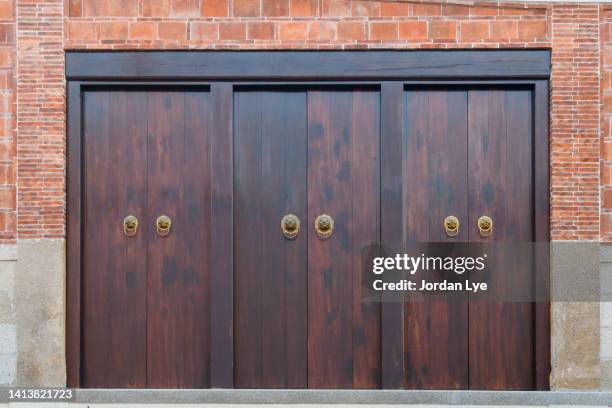 chinese wooden door with lion knocker - brick wall brass stock pictures, royalty-free photos & images