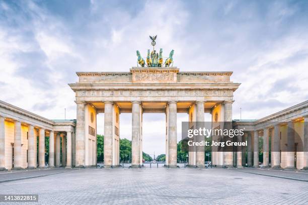 brandenburg gate (dawn) - puerta de la ciudad fotografías e imágenes de stock