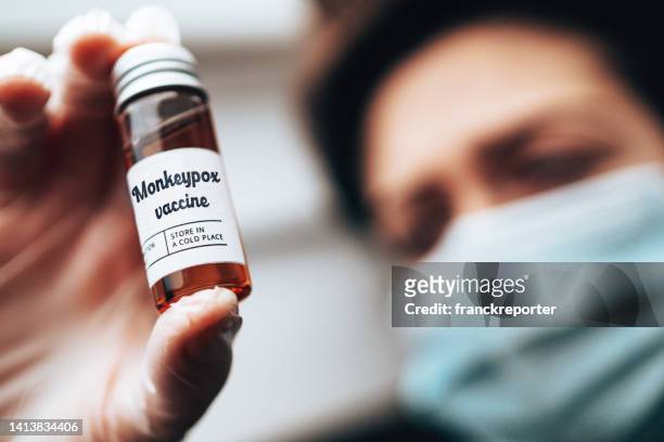 モンキーポックスワクチン - オルトポックスウイルス属 ストックフォトと画像