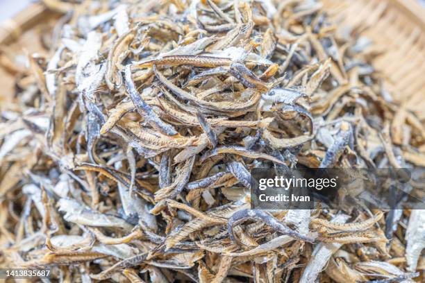ddried salted  little fish sell in a market - rietkraag stockfoto's en -beelden