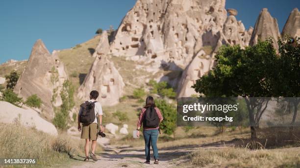 jeune couple de touristes se promenant dans la vieille ville historique pendant - cheminée de fée photos et images de collection