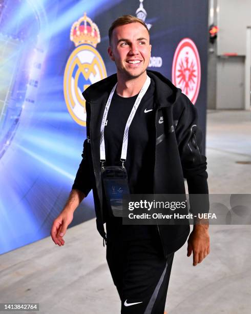 Mario Gotze of Eintracht Frankfurt arrives at the stadium prior to the Eintracht Frankfurt pitch inspection and press conference ahead of the UEFA...