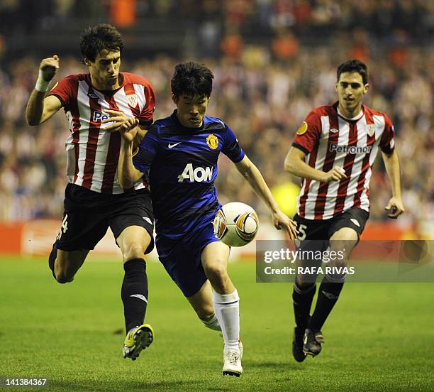 Manchester United's South Korean midfielder Park Ji-Sung vies with Athletic Bilbao's midfielder Javi Martinez next to Athletic Bilbao's defender...