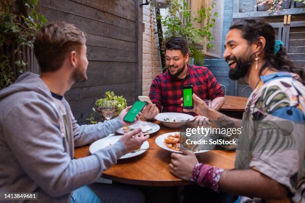 let's split the bill - paying for dinner imagens e fotografias de stock