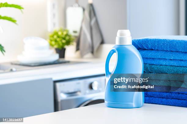 weichspüler oder flüssigwaschmittelflasche - weidenkätzchen stock-fotos und bilder