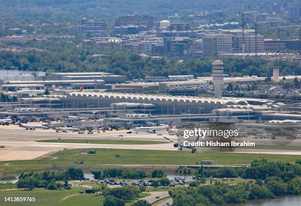 panoramic aerial view of ronald reagan washington national airport showing an airplane landing - washington dc - aeroporto nazionale di washington ronald reagan foto e immagini stock