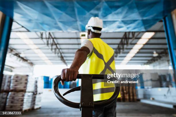 arbeiter in der fabrik - sackkarre stock-fotos und bilder