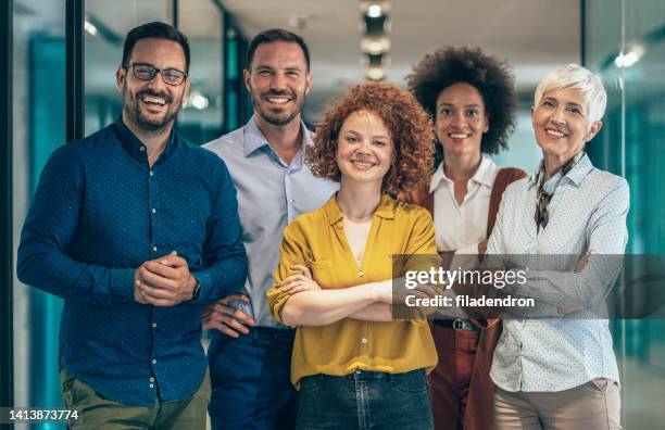 business team porträt - gruppenbild business stock-fotos und bilder