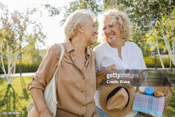 mother and daughter spending weekend together - friends picnic stock pictures, royalty-free photos & images